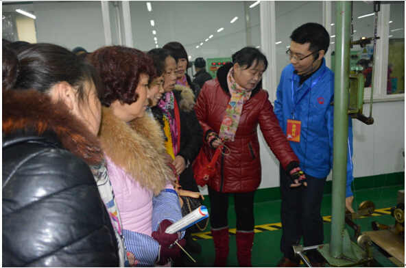 市民代表参观爱游戏（中国）集团制线车间