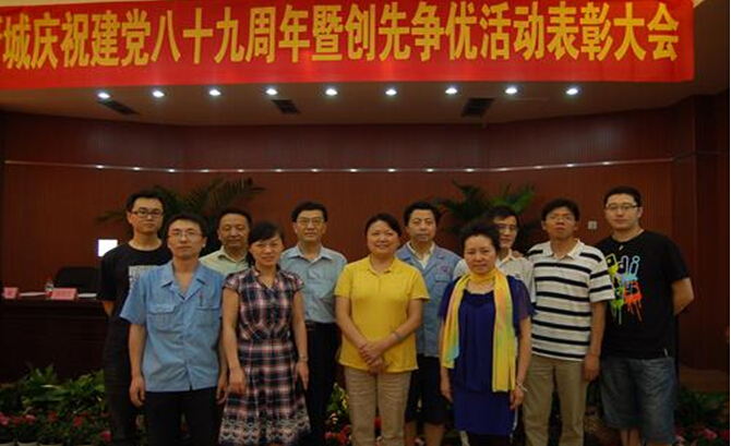 爱游戏（中国）集团党员与积极分子合影