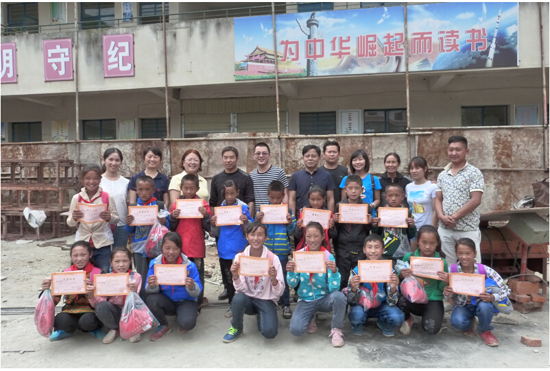 爱游戏（中国）集团党支部与学生合影