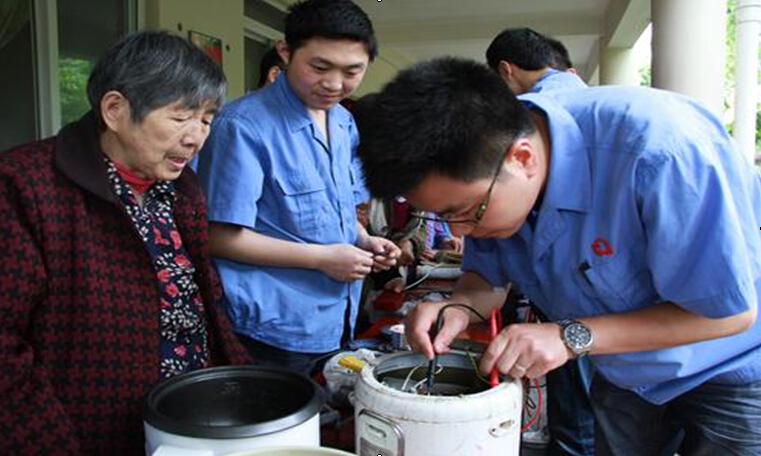 爱游戏（中国）青年为老人们维修电器