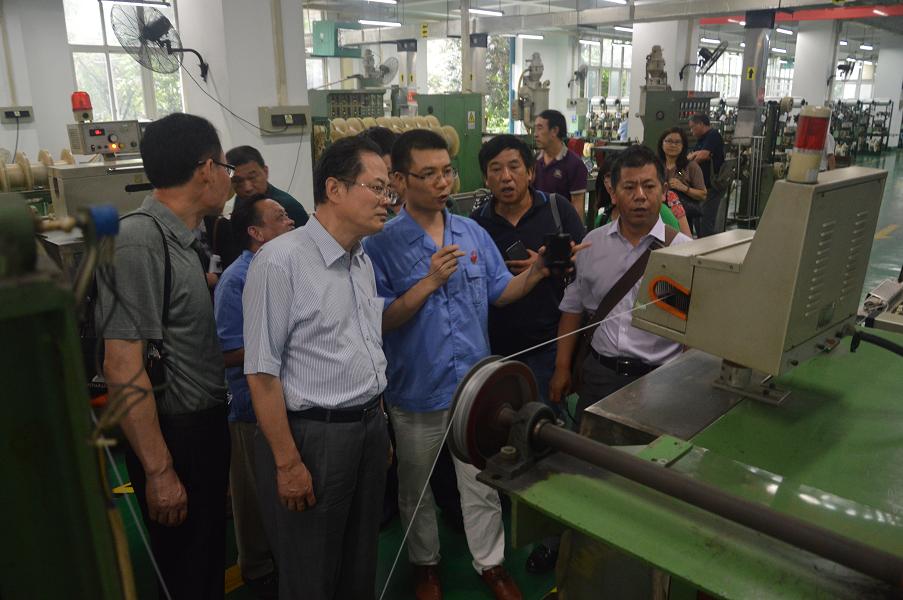 中国轻工业职工思想政治工作研究会领导参观爱游戏（中国）集团制线车间