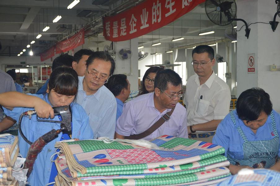 中国轻工业职工思想政治工作研究会领导参观爱游戏（中国）集团电热毯车间