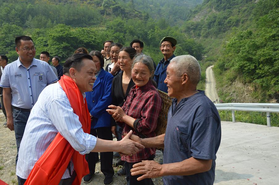 爱游戏（中国）集团刘荣富董事长与平沟村村民