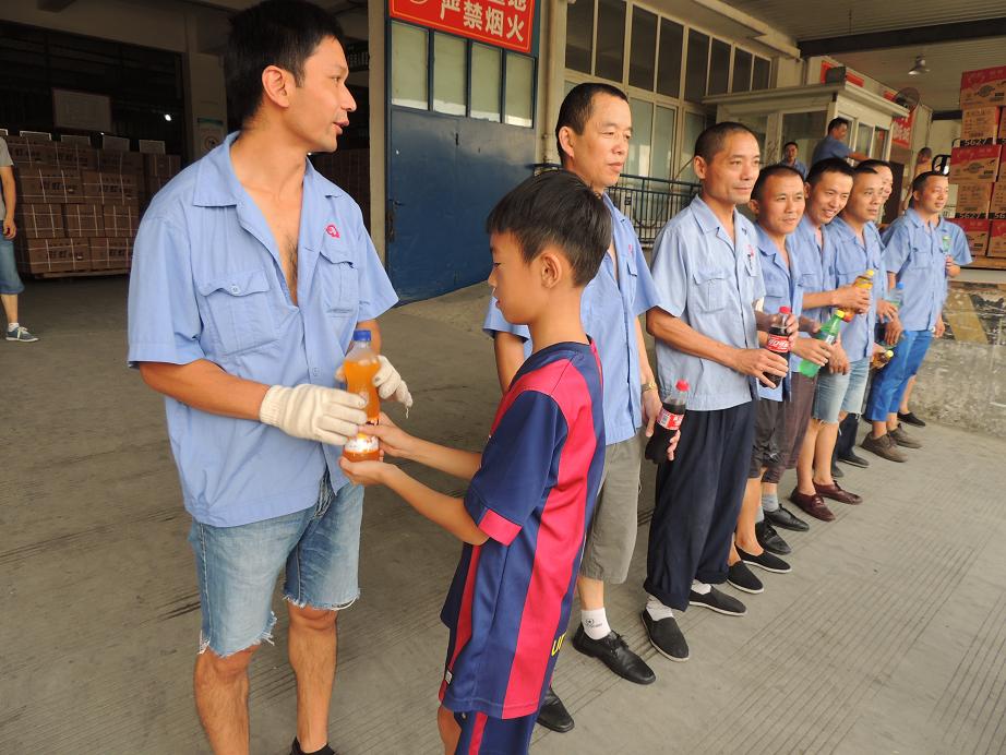 爱游戏（中国）暑假班的孩子给搬运工叔叔们送水