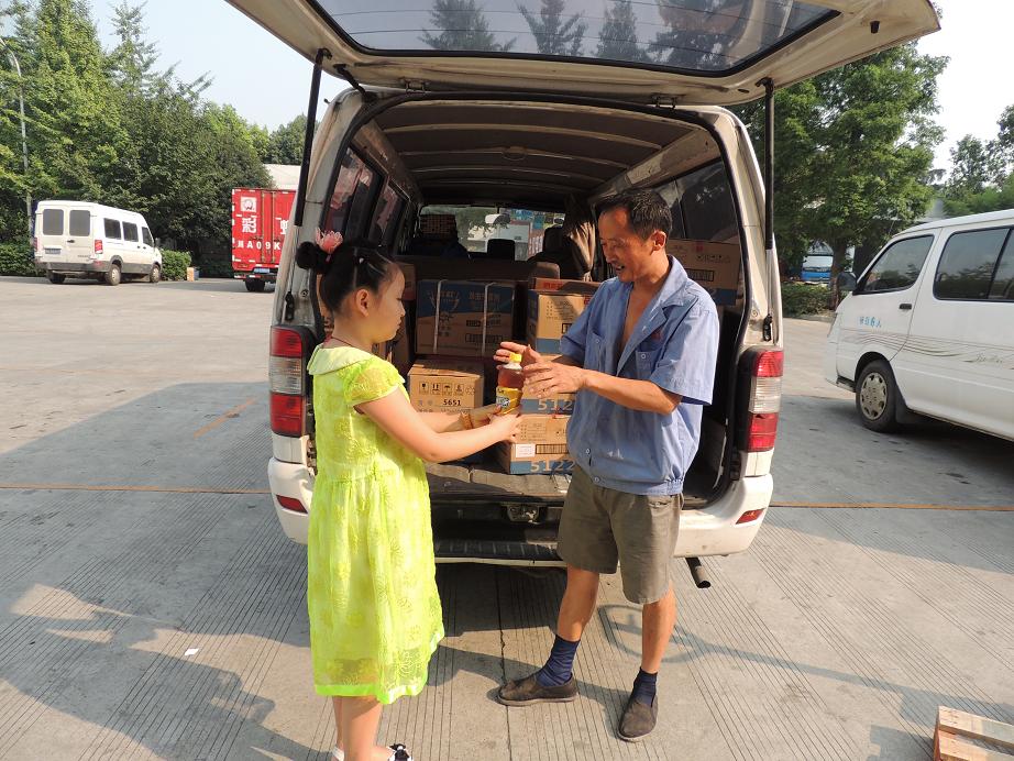爱游戏（中国）暑假班孩子送水感恩