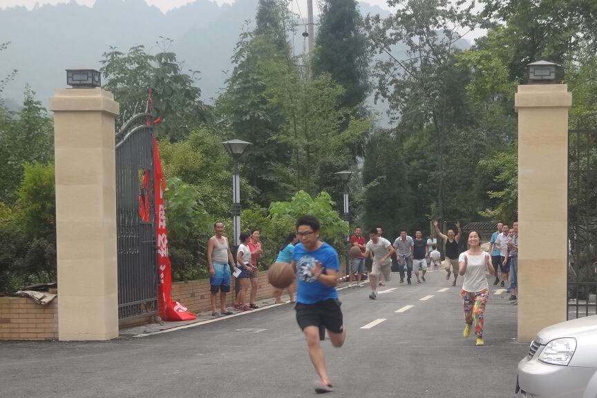 爱游戏（中国）集团营销中心运球接力跑比赛
