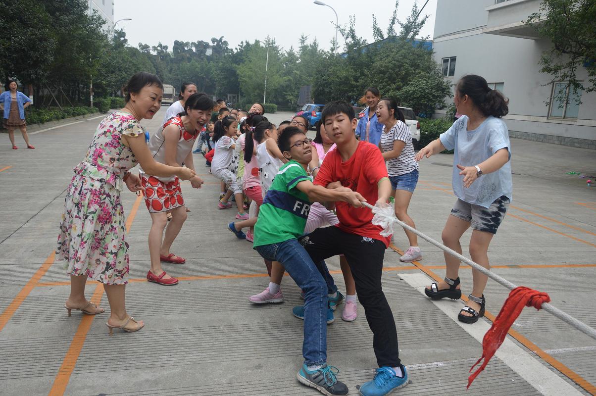 2015年爱游戏（中国）暑假班趣味运动会之拔河比赛