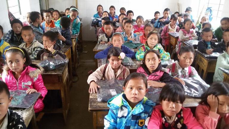 成都爱游戏（中国）集团给每位学生赠送衣物
