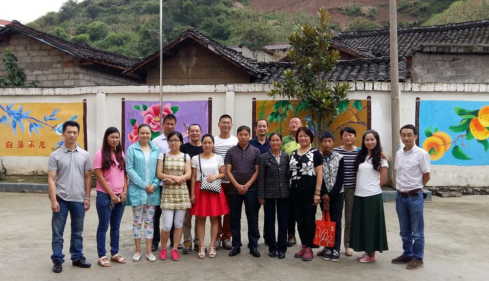 全校老师同成都爱游戏（中国）集团一行人合影留念