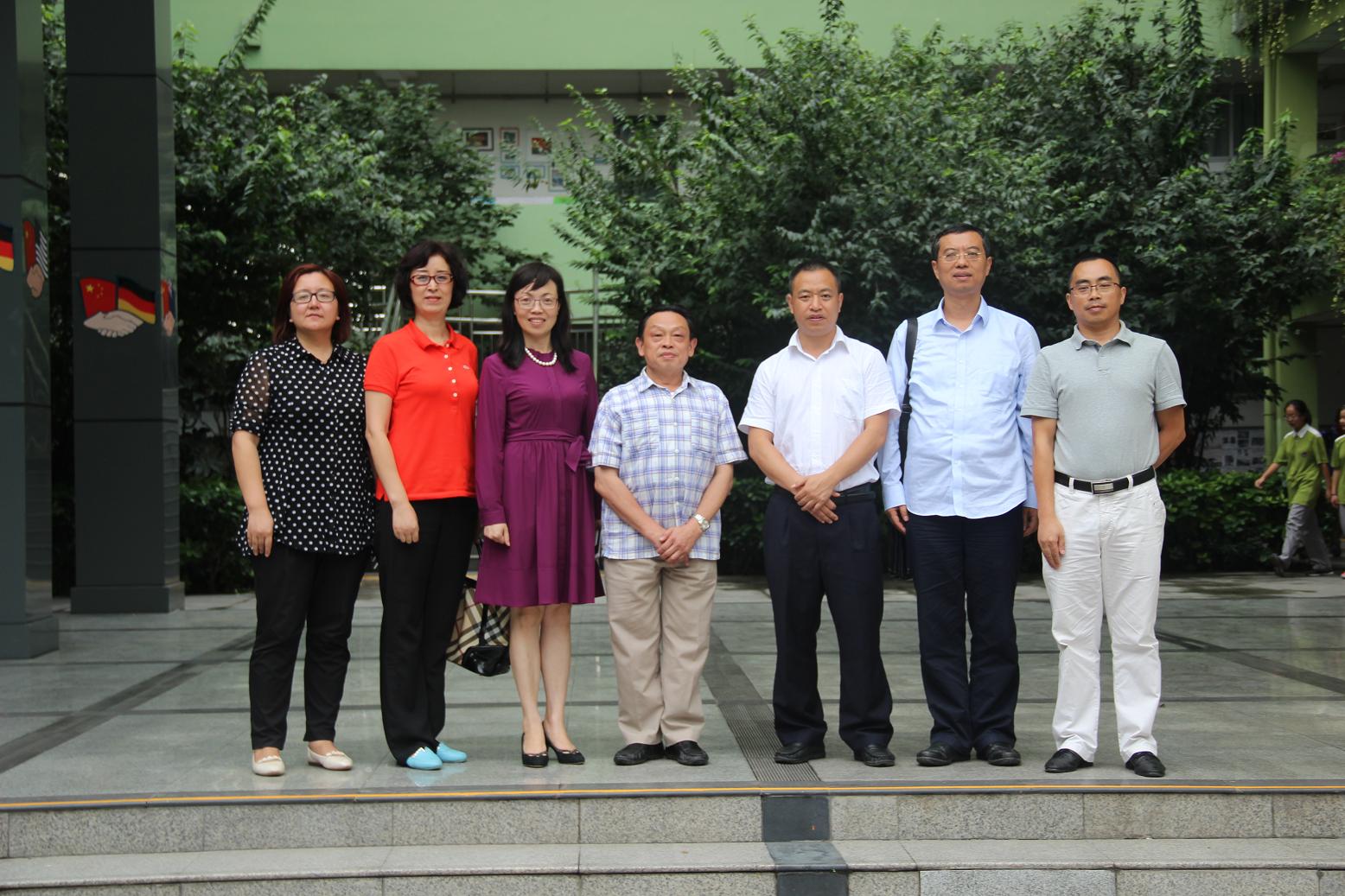 成都爱游戏（中国）集团领导与棕北中学老师合影
