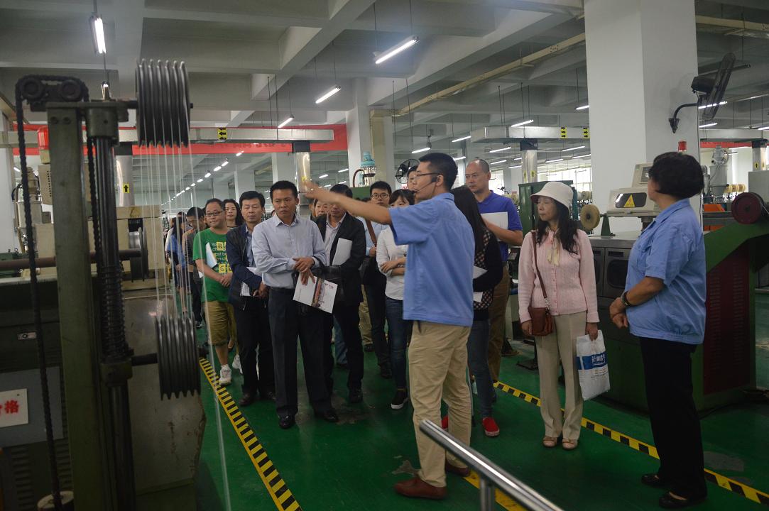 各单位工会代表参观成都爱游戏（中国）集团生产车间