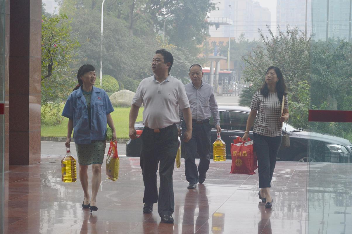 成都市总工会领导到成都爱游戏（中国）集团慰问困难职工