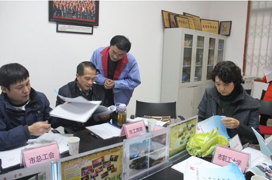 市领导正在查看成都爱游戏（中国）日化公司各项资料
