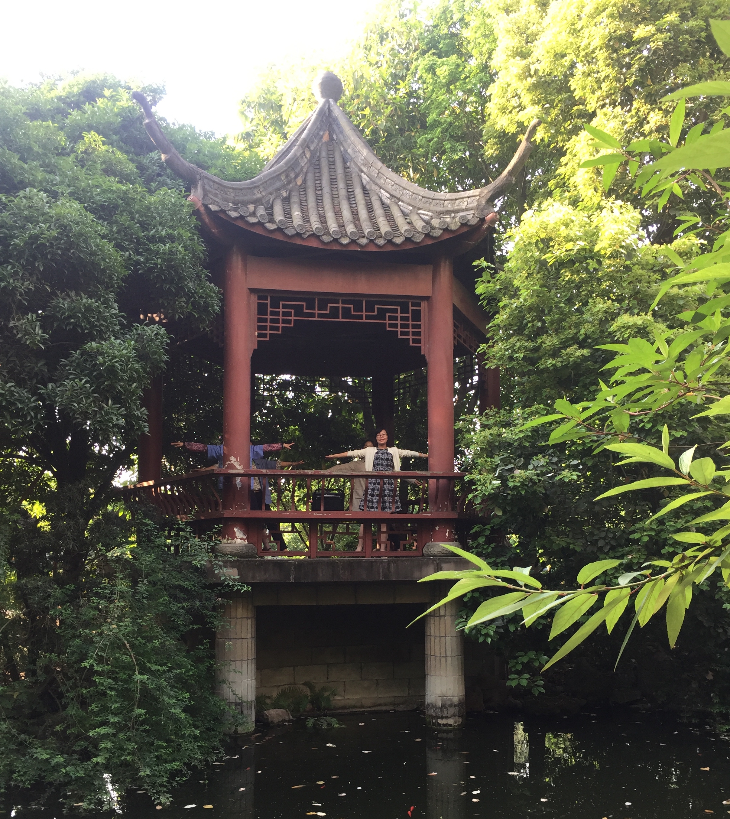 爱游戏（中国）人的美好清晨之亭中舞