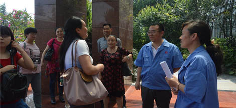 成华区各企业工会主席到成都爱游戏（中国）集团学习厂务公开标准化工作