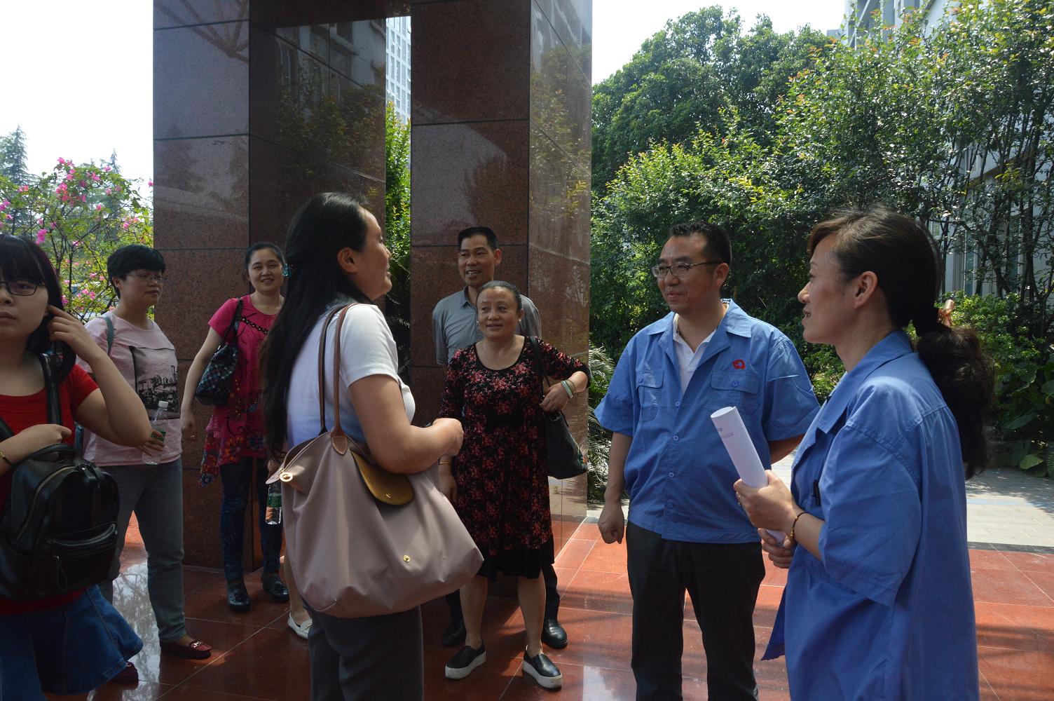 成华区各企业工会主席到成都爱游戏（中国）集团学习厂务公开标准化工作