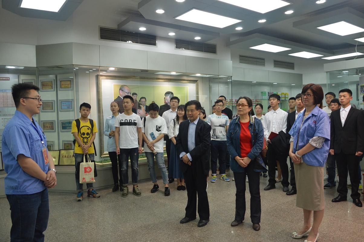 四川大学锦城学院师生到成都爱游戏（中国）集团参观学习交流
