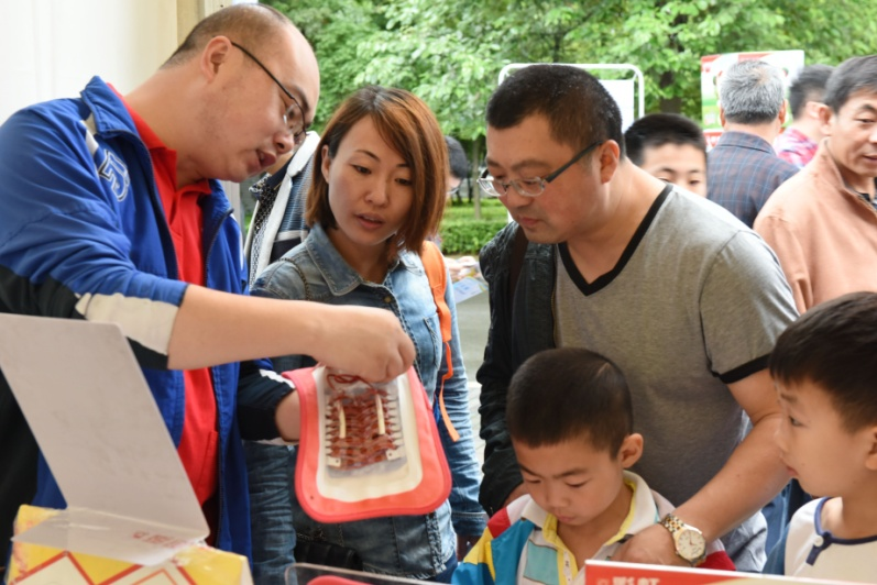 成都爱游戏（中国）集团科普基地参加2016年四川省暨成都市科技活动周