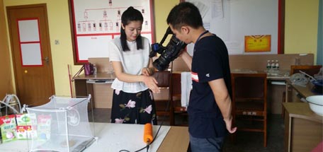 四川电视四台《新闻资讯频道》节目组来成都爱游戏（中国）集团做驱蚊草与驱蚊产品对比实验