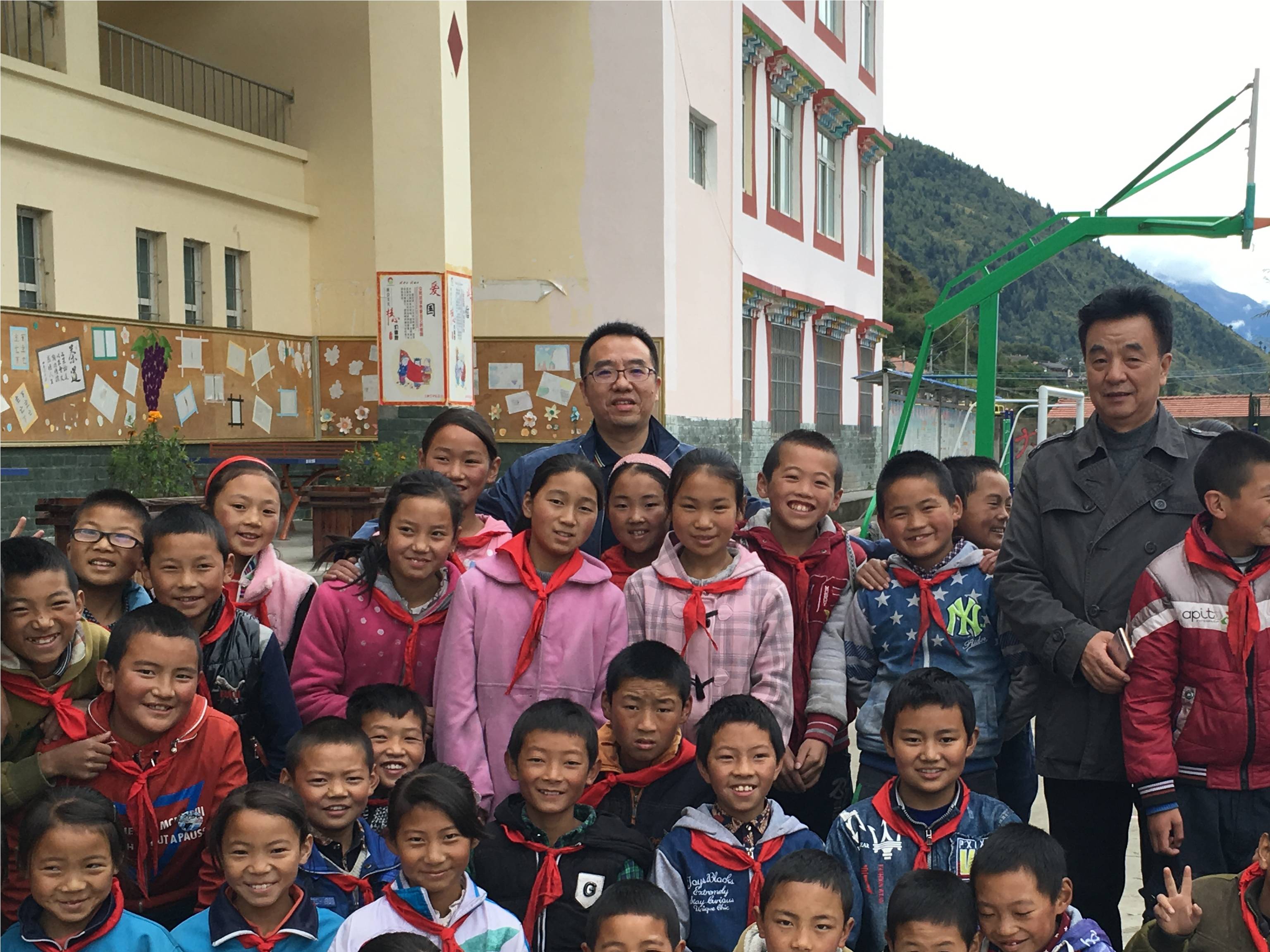成都爱游戏（中国）集团领导与小金县两河口镇学生合影