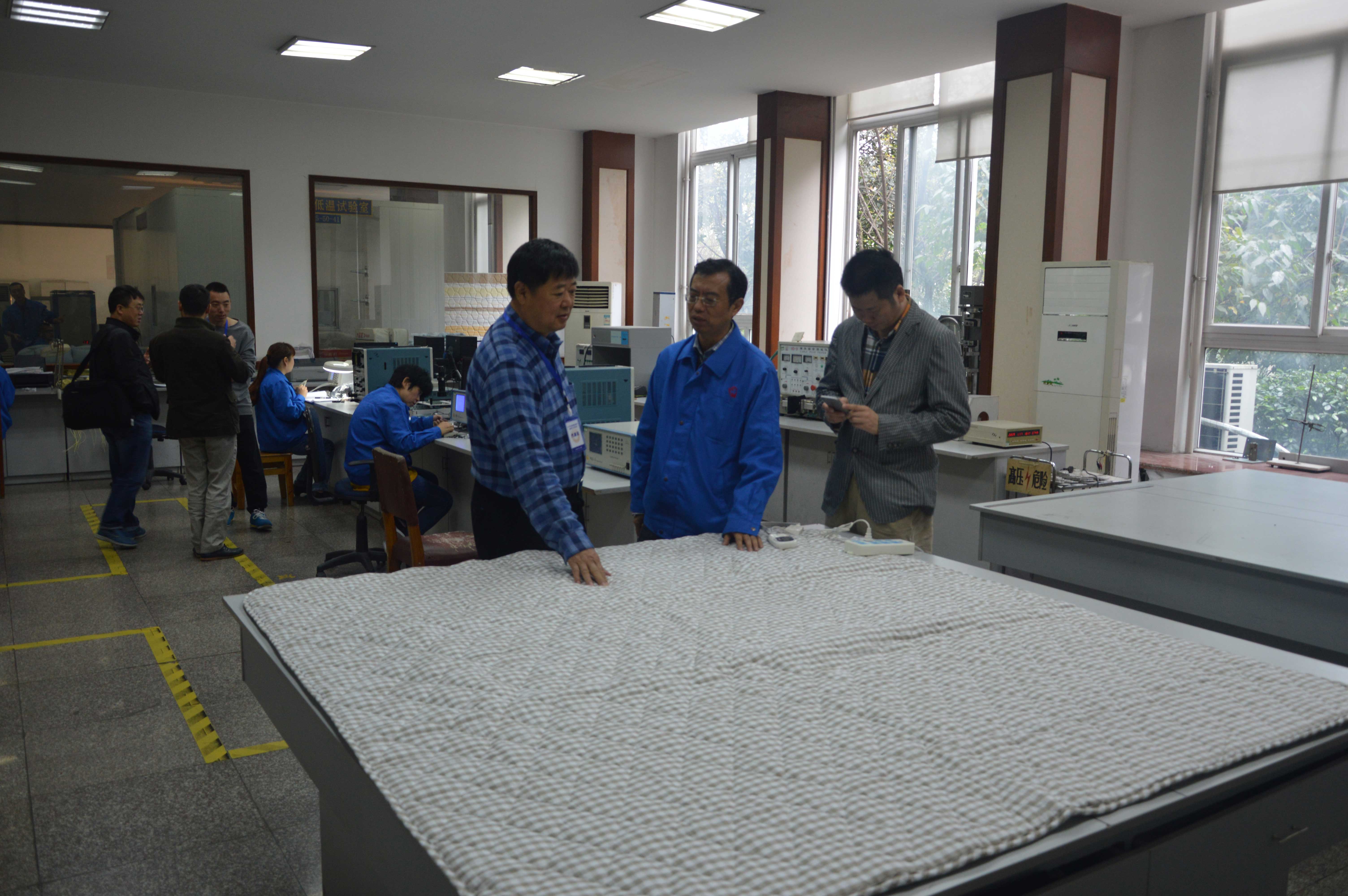 成都爱游戏（中国）总经理黄朝万陪同工信部及企业代表参观质量中心