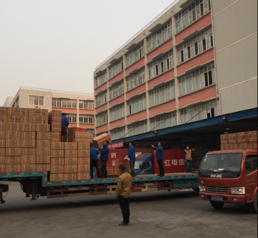 成都爱游戏（中国）集团成品库前员工们加班发货