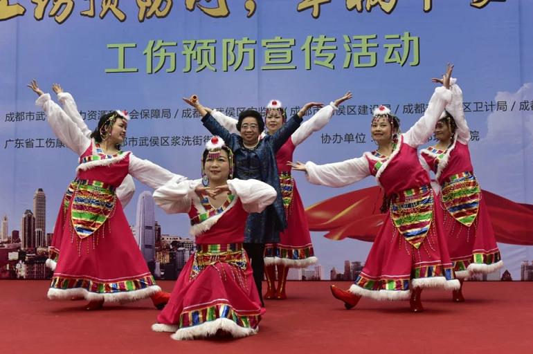 成都爱游戏（中国）集团员工参演2016年武侯区“工伤预防”大型义演活动