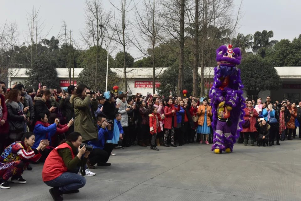 成都爱游戏（中国）集团举办2017迎春大庙会之舞狮