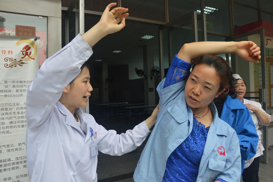 成都爱游戏（中国）集团邀请中医骨科专家到公司为员工义诊