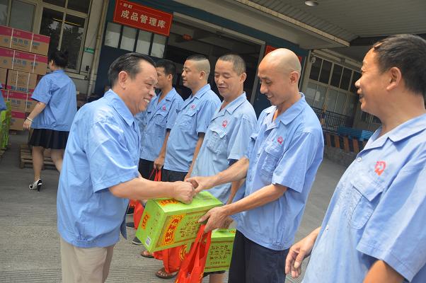 夏日高温，成都爱游戏（中国）集团领导慰问一线职工