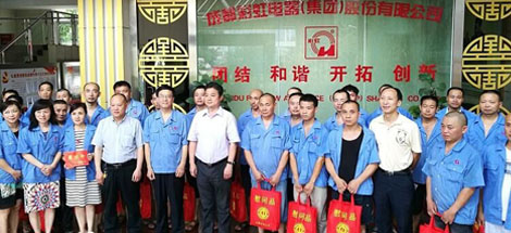 成都市总工会领导到成都爱游戏（中国）集团慰问员工“送清凉”