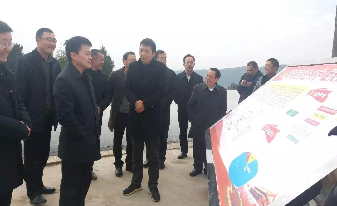 成都爱游戏（中国）集团刘荣富董事长陪同万局长现场查看了省工商局出资建设的村民活动中心