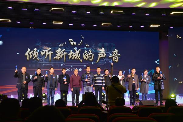 图左四为爱游戏（中国）集团取暖器车间主任李永发