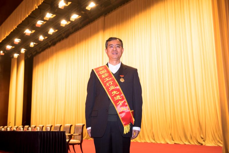 成都爱游戏（中国）集团总经理黄朝万荣获“全国轻工行业劳动模范” 称号