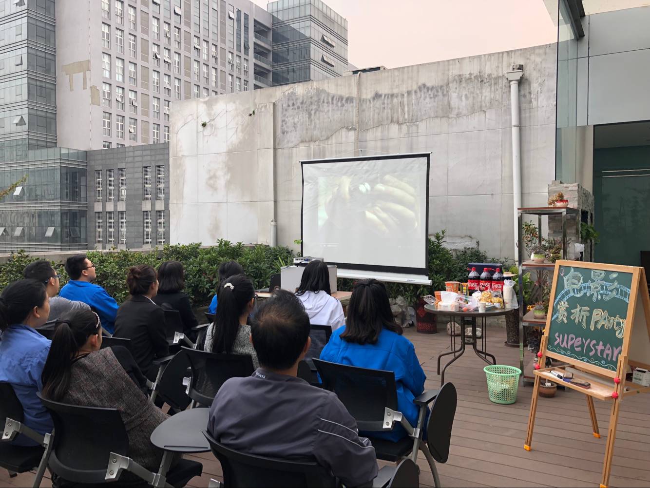 成都爱游戏（中国）集团团委组织在电子商务中心观看了影片《传奇霍金》
