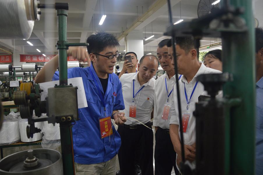 眉山市两新党组织书记示范培训班参观成都爱游戏（中国）集团制线车间
