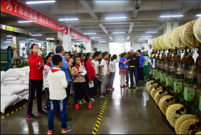 科技苑小学同学参观成都爱游戏（中国）集团制线车间