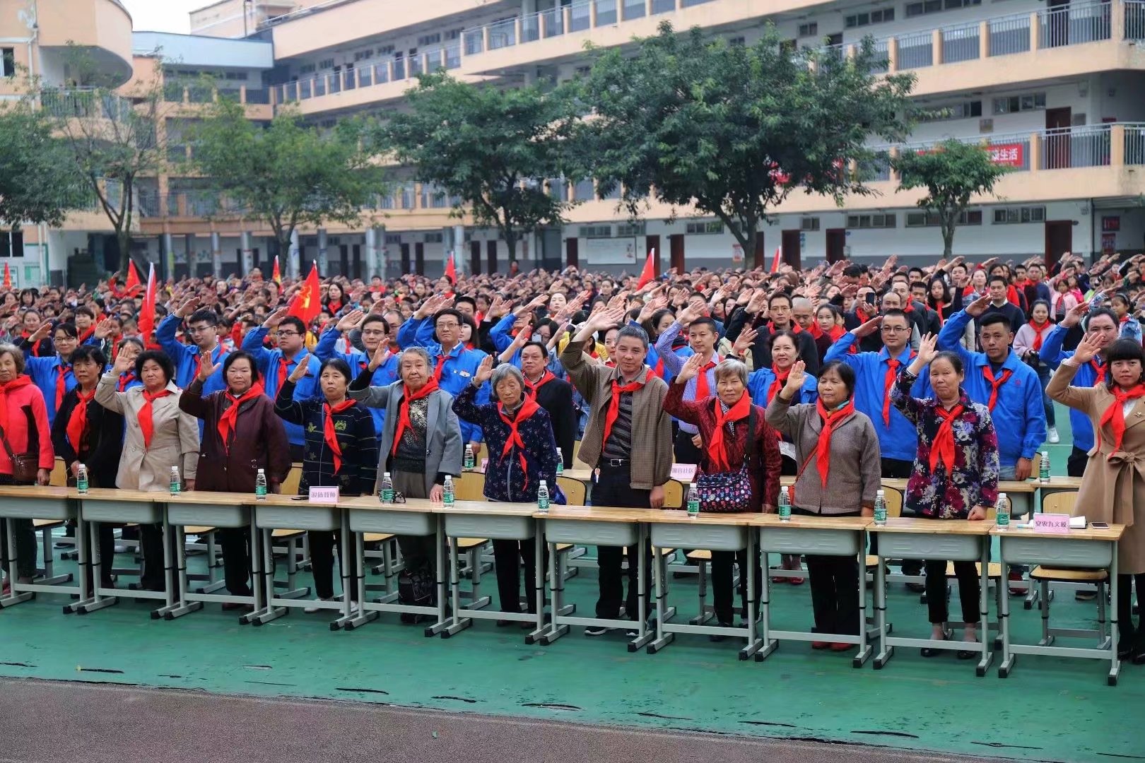 成都爱游戏（中国）集团党员、团员代表参加武侯科技园小学少先队建队69周年纪念活动