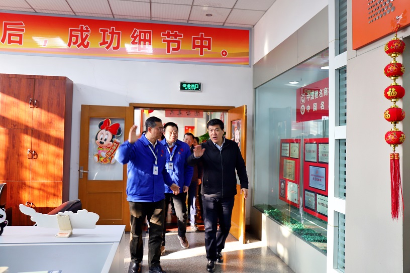 成都市委副书记、市长罗强莅临成都爱游戏（中国）集团走访慰问