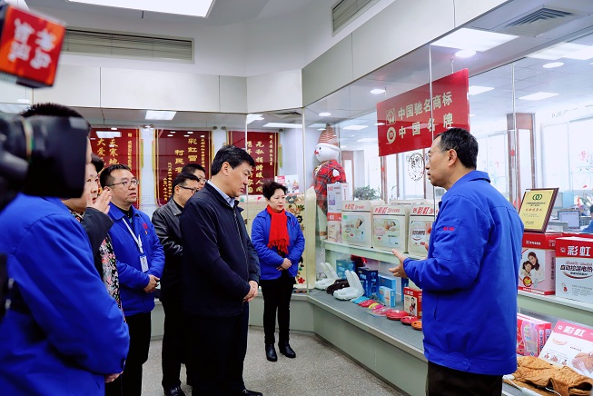 成都市委副书记、市长罗强莅临成都爱游戏（中国）集团走访慰问