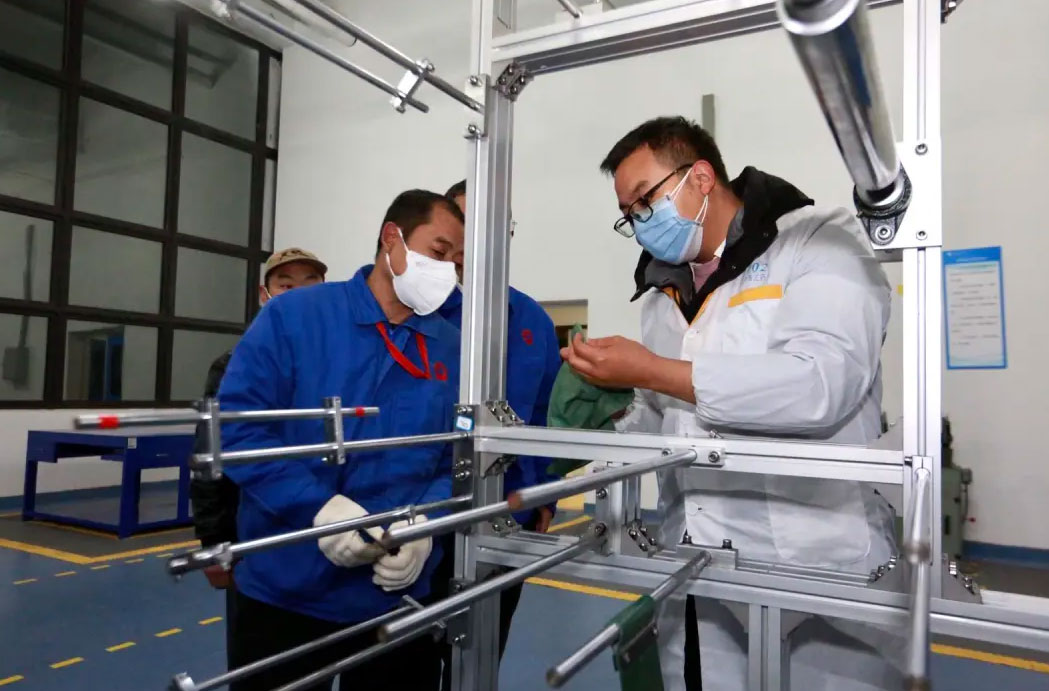 海汇药业技术人员正在教成都爱游戏（中国）集团工人们如何对设备进行消毒