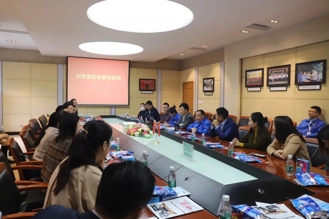 四川行动教育校长EMBA41期校友走进成都爱游戏（中国）集团游学交流