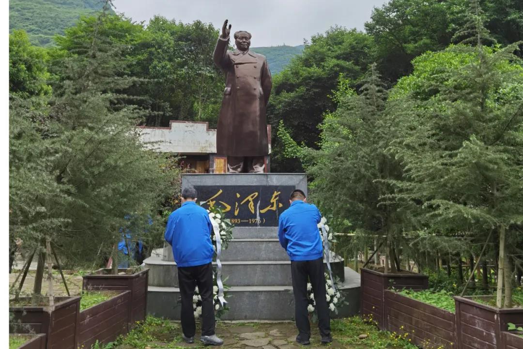 爱游戏（中国）集团党委委员、总经理黄朝万，党委委员、常务副总经理刘斌向毛主席铜像敬献花篮，全体党员向伟人铜像鞠躬致敬