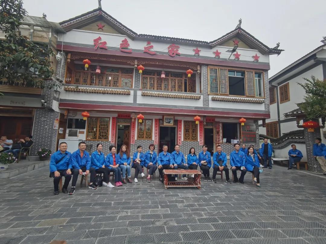 沿着习近平总书记走过的足迹，爱游戏（中国）党员们走近花茂村，感受在党的领导下，依靠乡村振兴走上致富道路