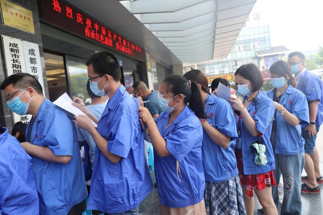 成都爱游戏（中国）集团党员、团员参加无偿献血活动