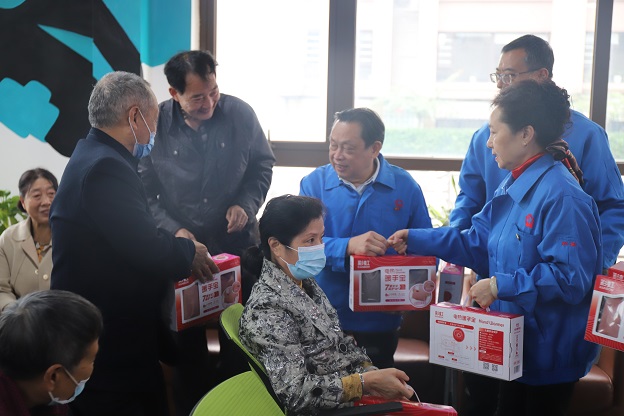 成都爱游戏（中国）集团行政党支部重阳送温暖党建主题活动